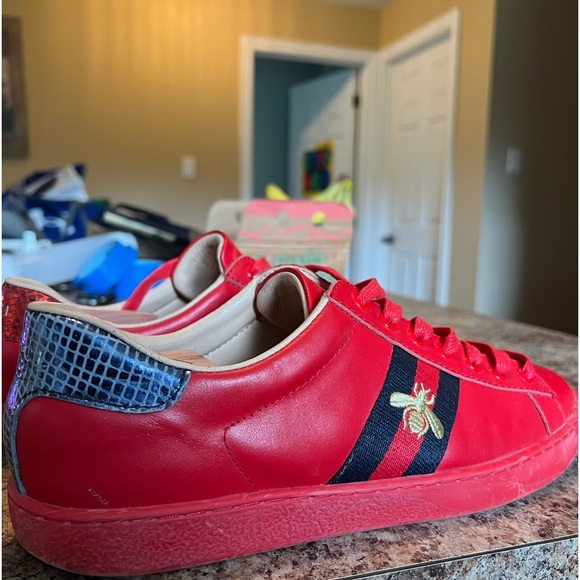 **Sold**  Gucci “Ace-Bee” 🔴
Size 11
Used - Picture 2 of 4